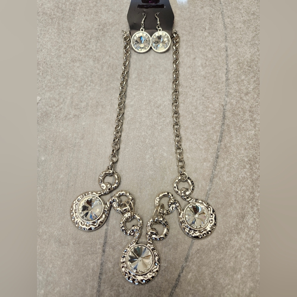 Elegant Silver Chain Necklace with Crystal Accents
